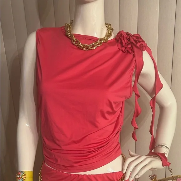 Chic Pink Ruched 2pcs skirt suit with Gold Chain Accents - Picture 4 of 6